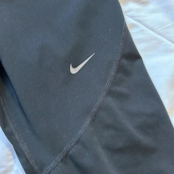 Nike Pro black legging Capri size medium - Picture 3 of 4